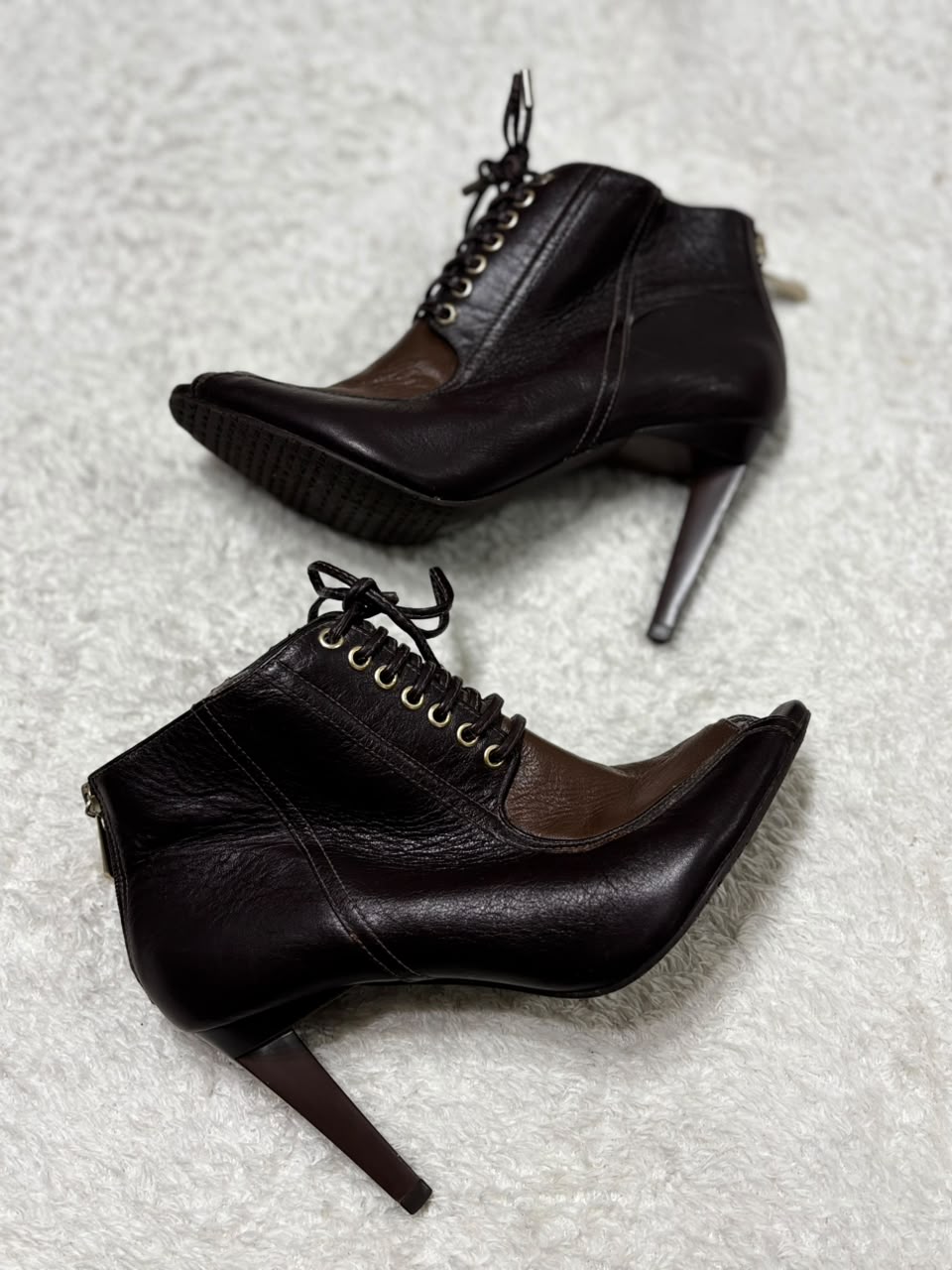 Bota marrom salto fino