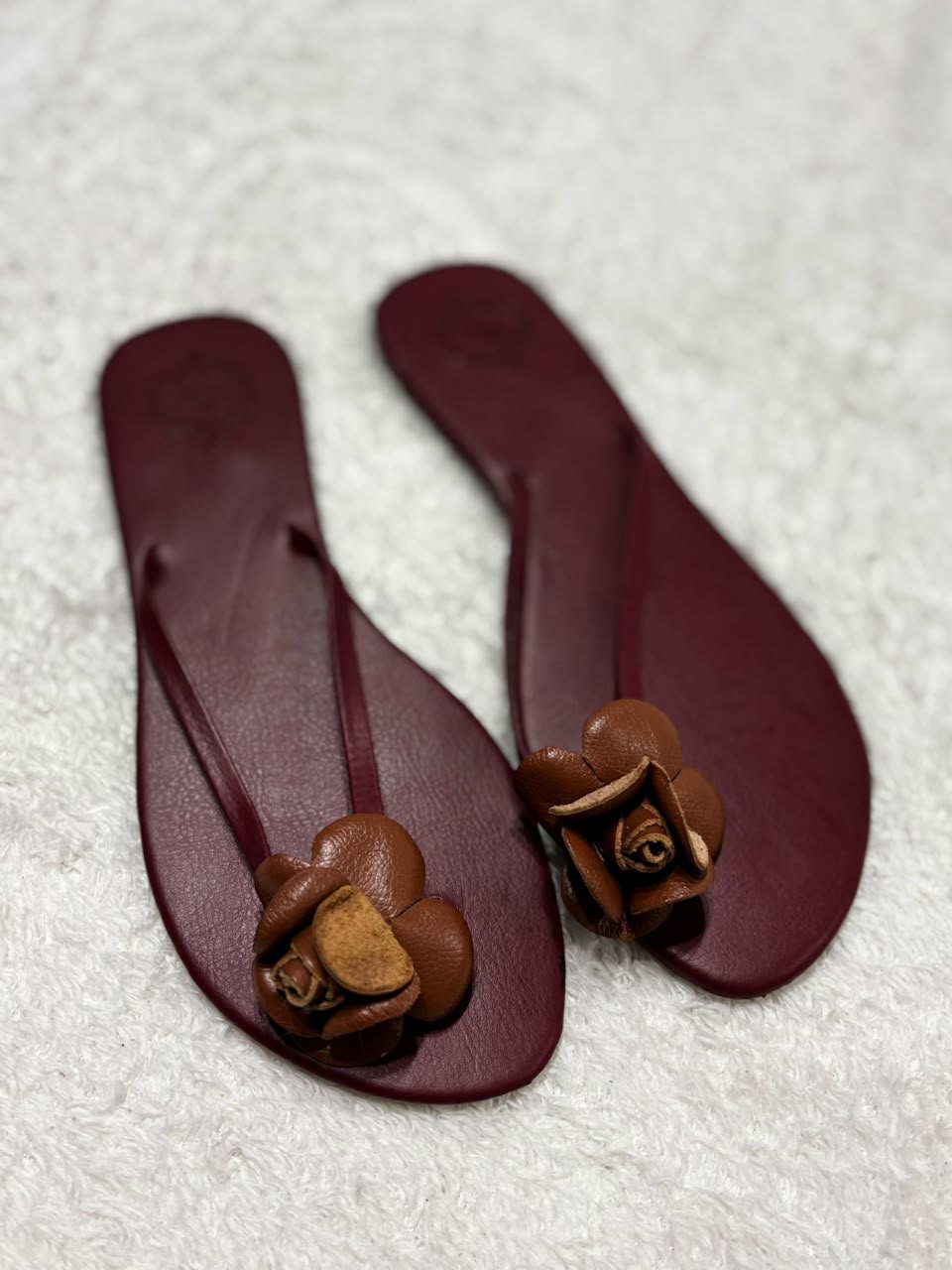 Chinelo bordô com flores