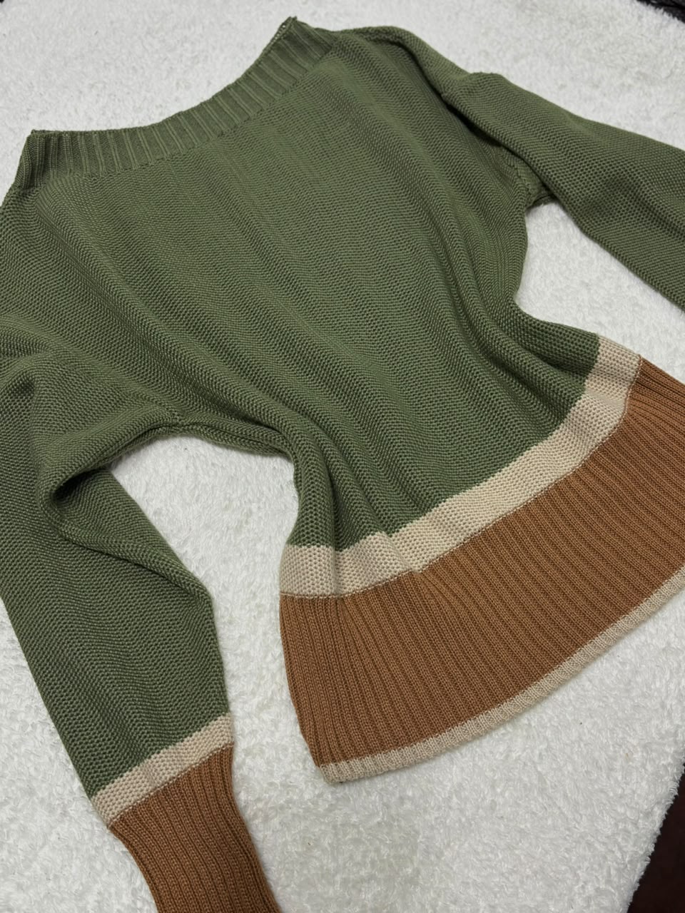 Suéter verde e caramelo