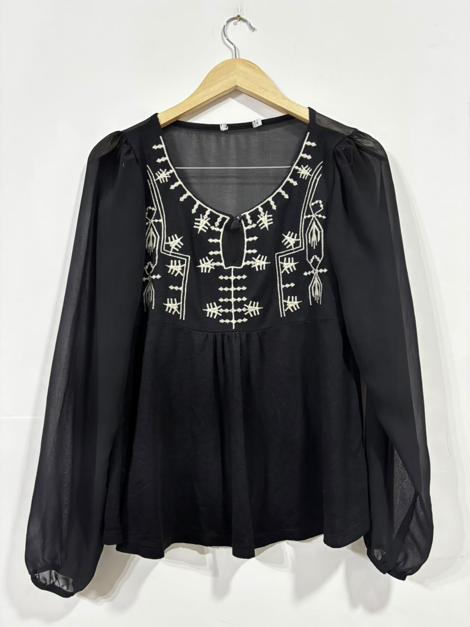 Blusa preta bordada