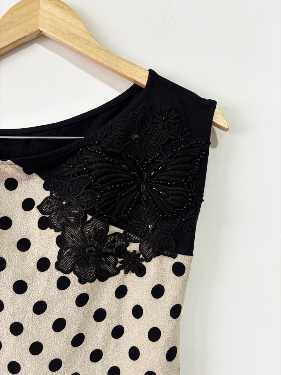 Blusa poá com renda preta