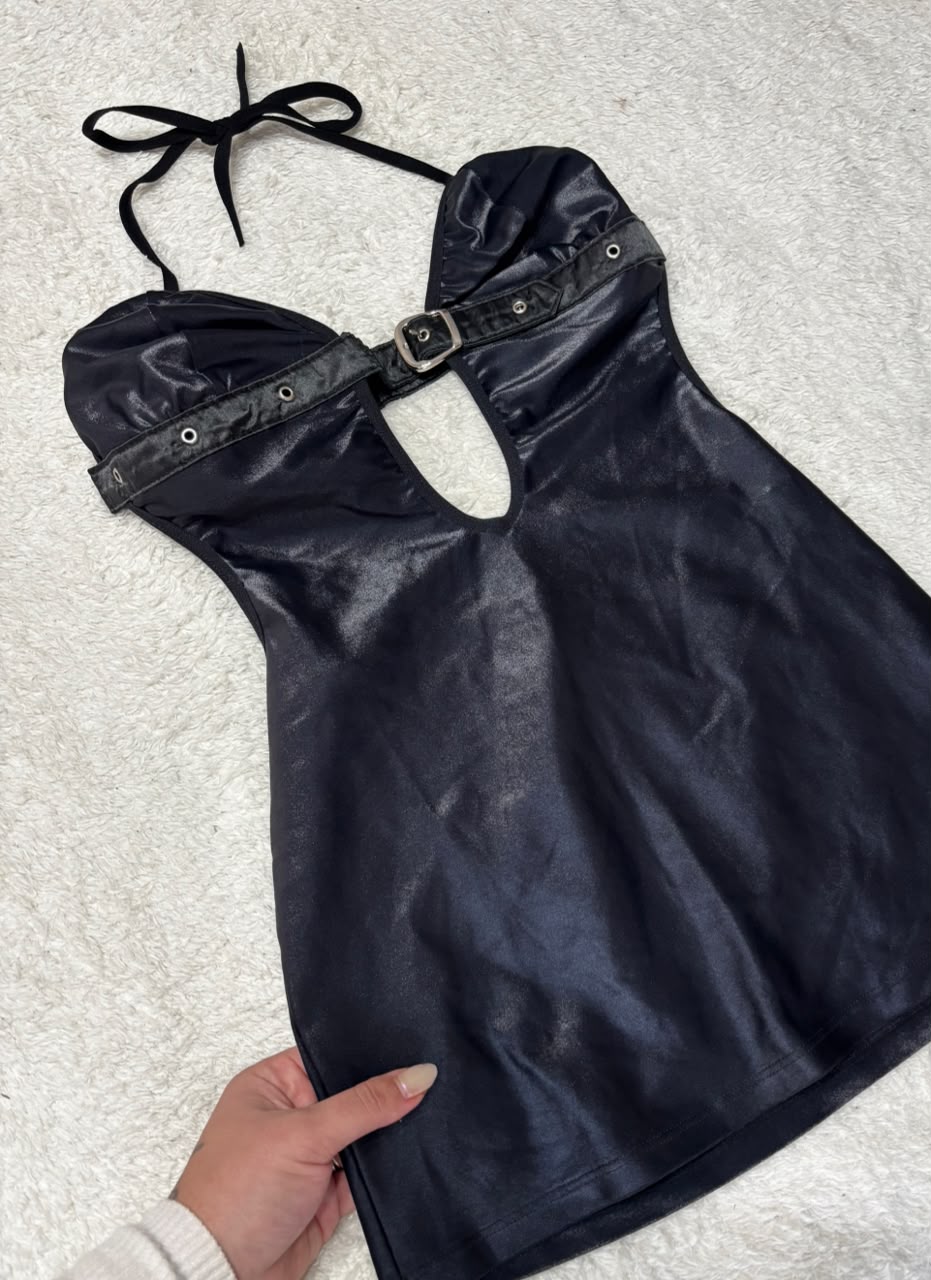 Vestido preto frente única