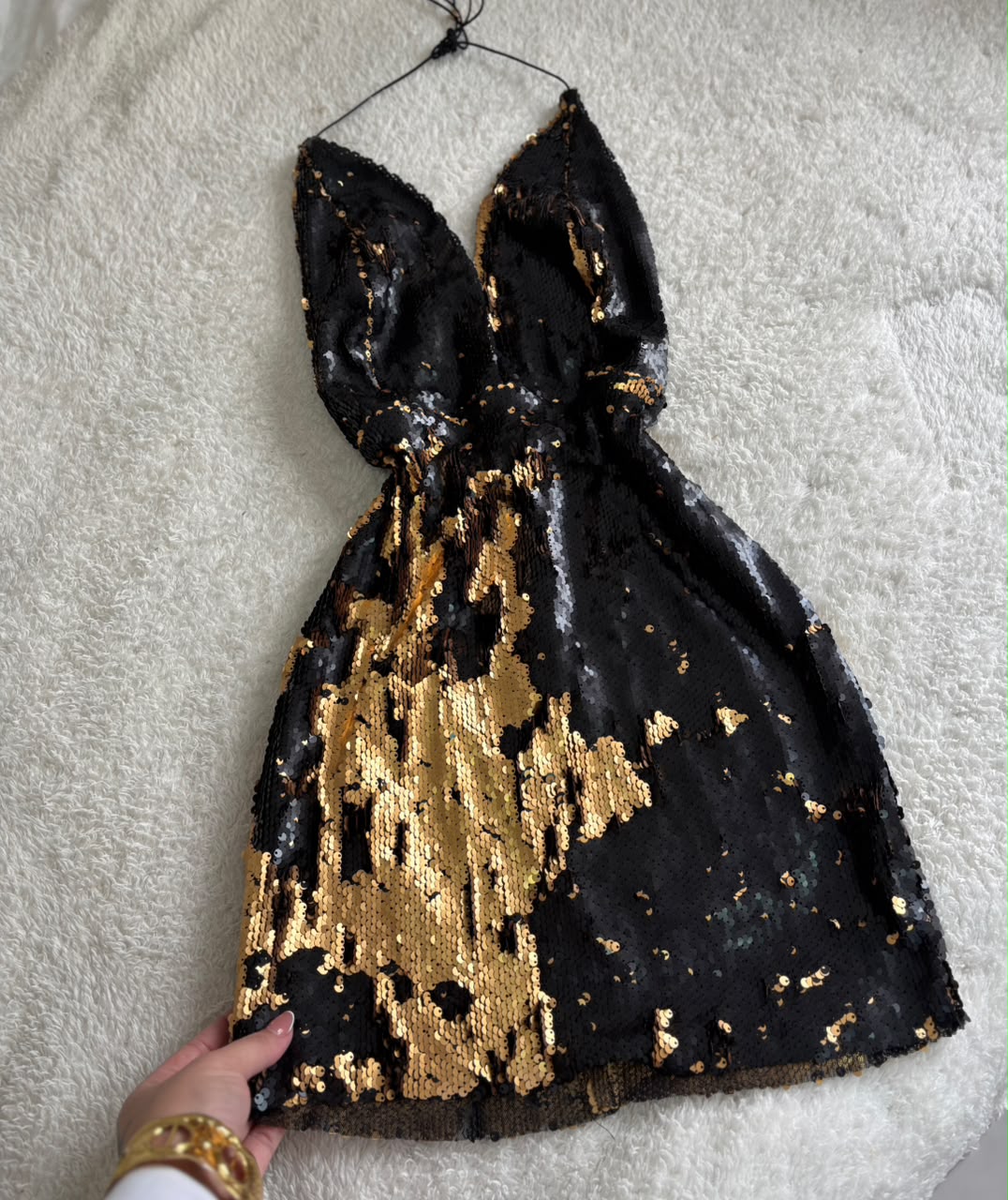 Vestido de paetê preto e dourado