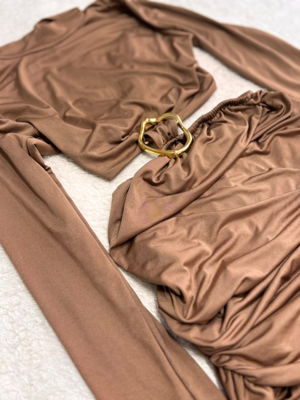 Vestido marrom com argola