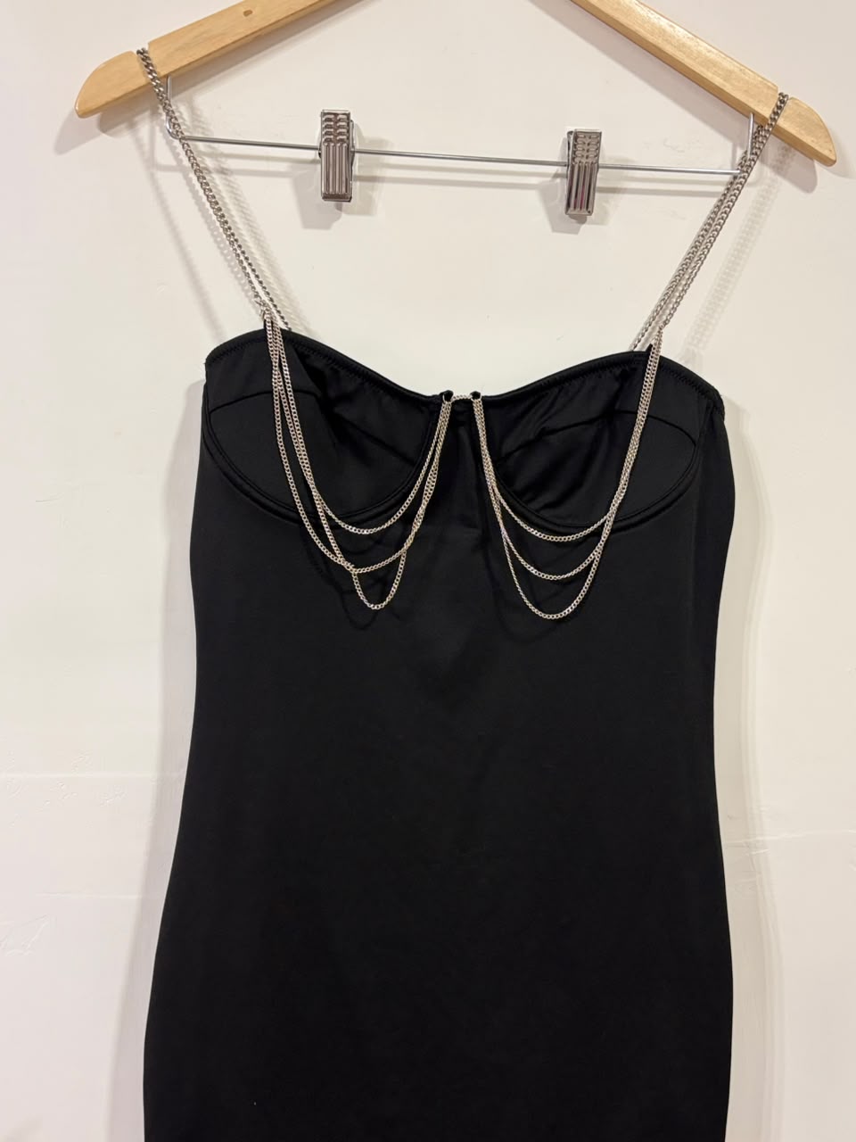 Vestido preto com correntes