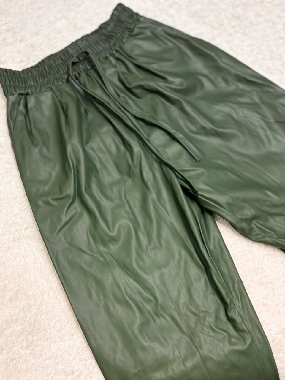 Calça verde de couro sintético
