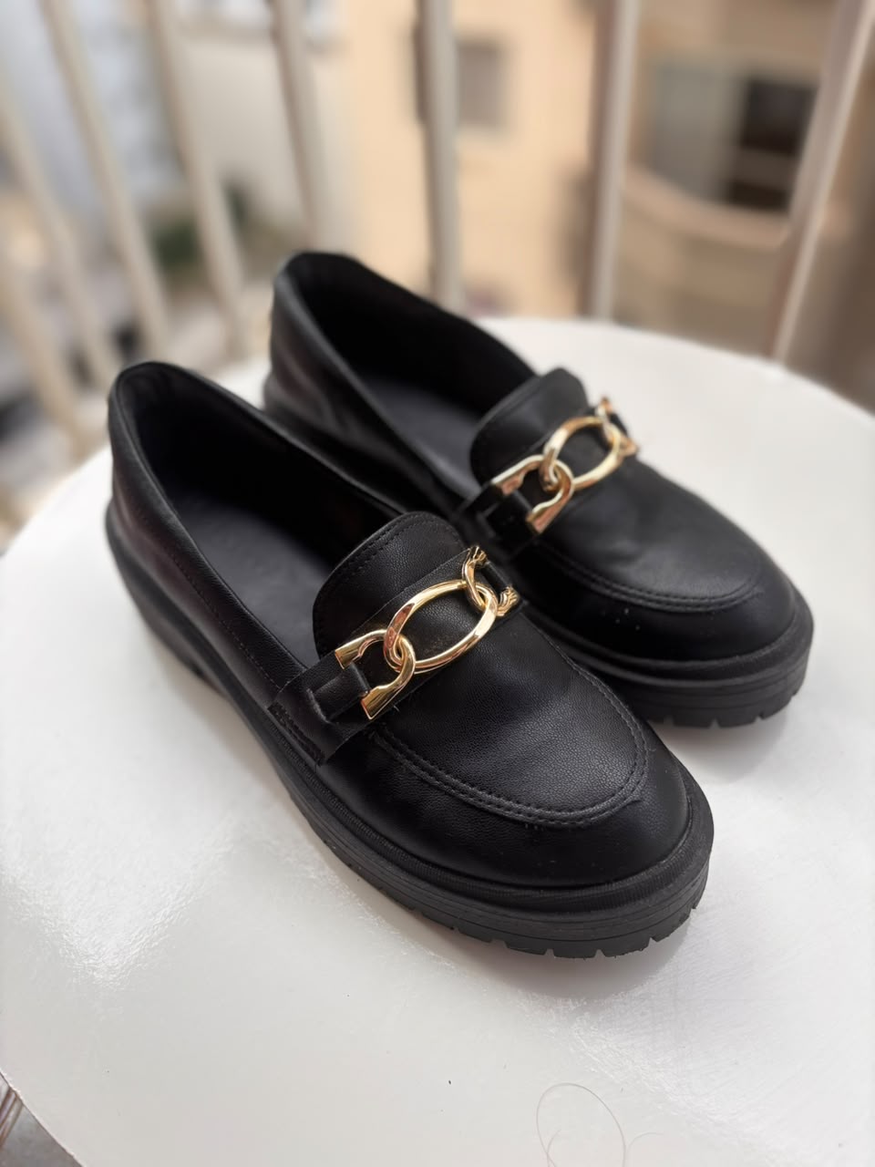 Mocassim preto com corrente