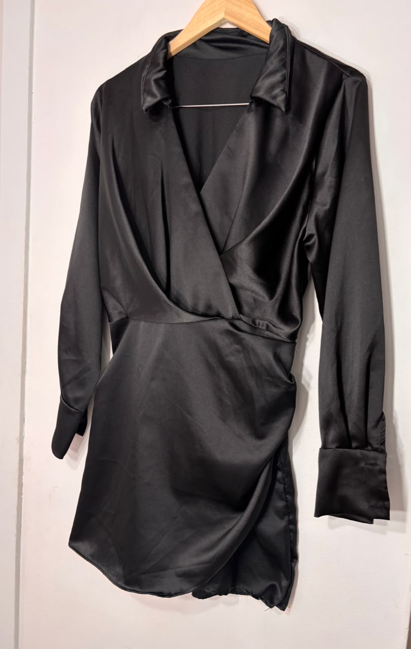 Vestido preto acetinado