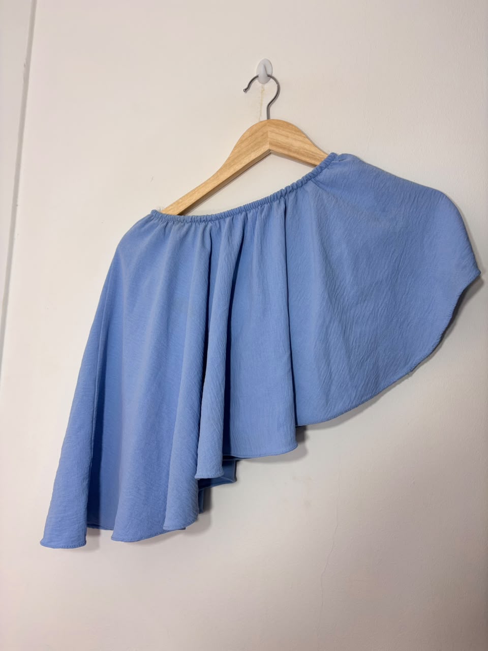 Blusa azul ombro a ombro