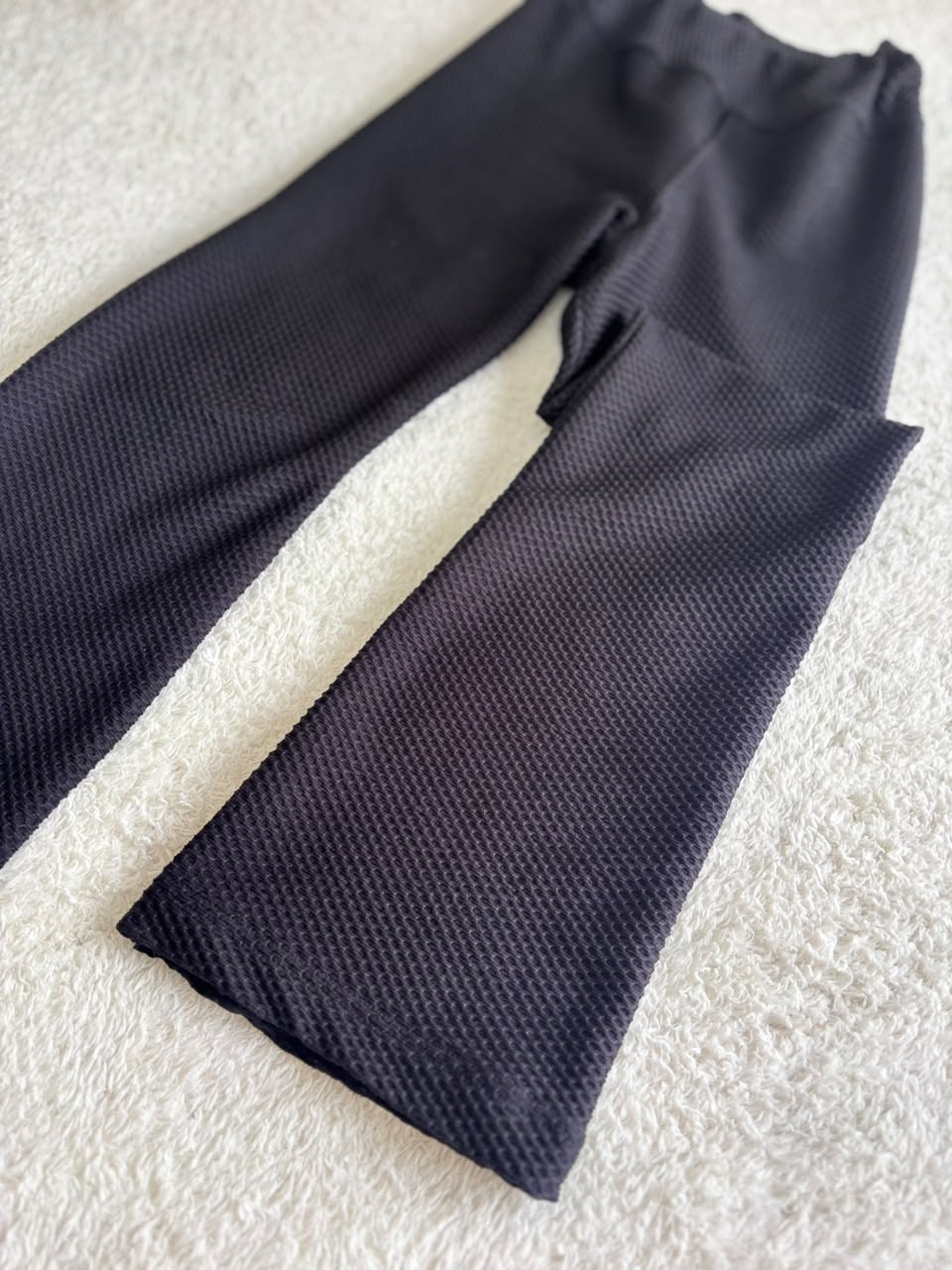 Calça flare preta texturizada