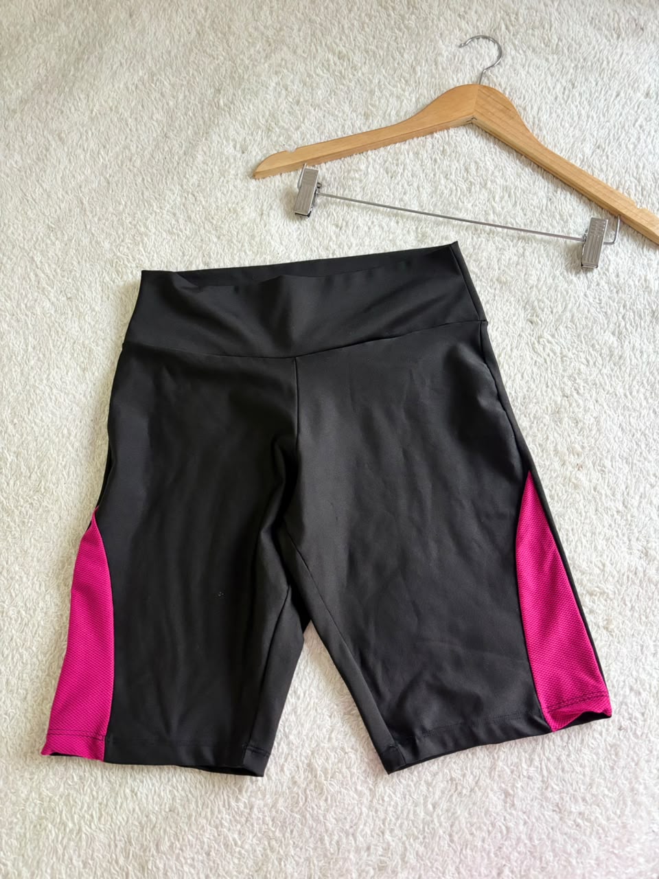 Bermuda fitness preta e rosa