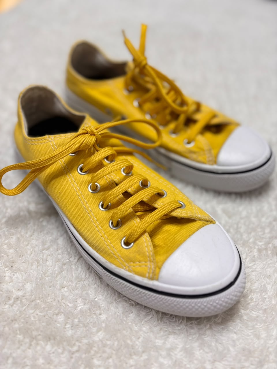 Tênis amarelo